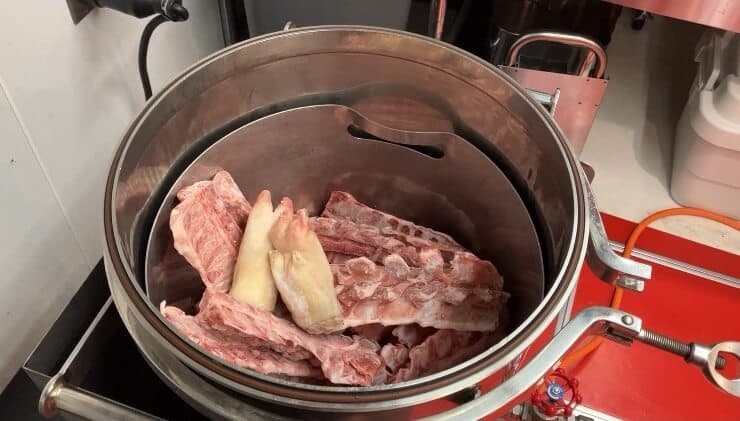 豚足・背骨・ガラ投入