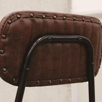 背もたれ裏は鋲（リベット）打ち仕様