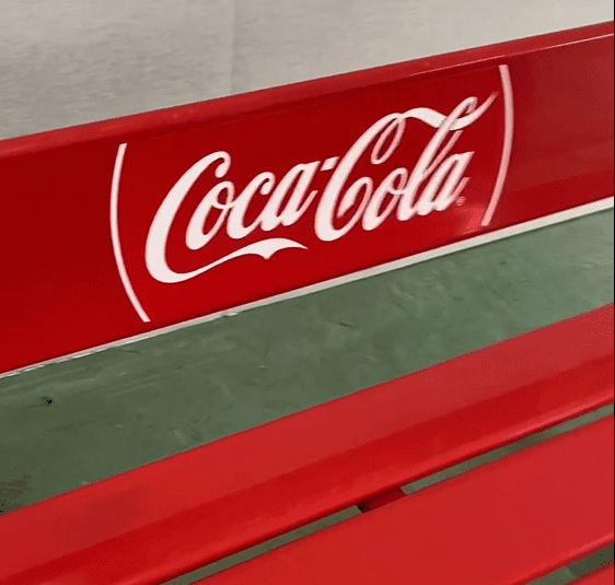コカ・コーラの赤いベンチのアップ