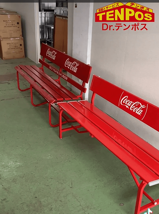 コカ・コーラの赤いベンチが2台