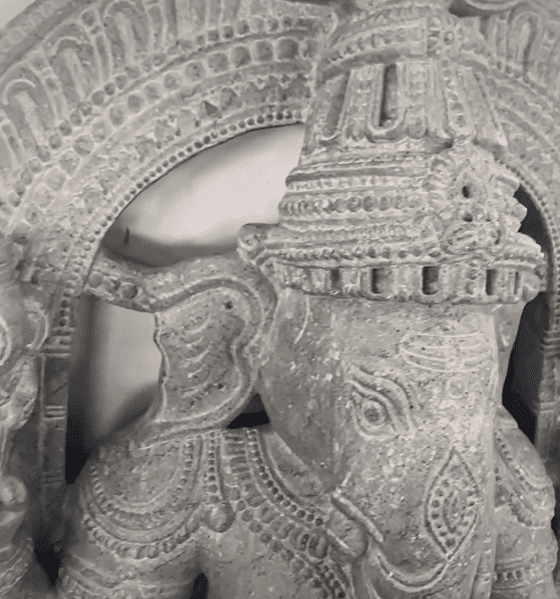 ガネーシャの石像のアップ