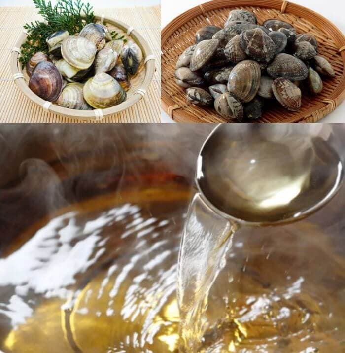 籠に入ったアサリやハマグリなどの貝と、鍋で煮出された貝出汁をすくうお玉の写真。