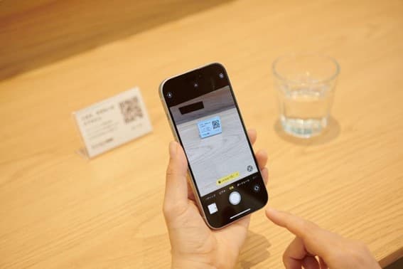 スマホでモバイルオーダーのQRコードを読み取る手元
