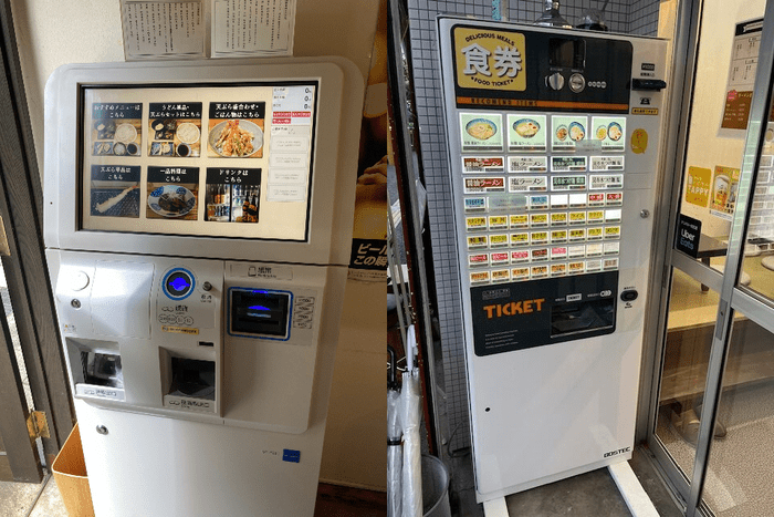 左はタッチパネル式の券売機、右はボタン式の券売機が並んでおり、それぞれの操作画面や筐体デザインの違いを示している。