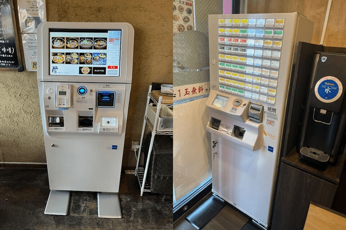 左はタッチパネル式、右はボタン式の券売機を並べて表示。タッチパネル式はメニュー写真が大きく表示され、ボタン式はたくさんのメニューボタンが並んでいる。