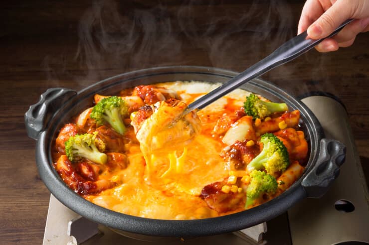 韓国風チーズタッカルビ鍋の家庭向けアレンジ！子どもも喜ぶ簡単レシピ